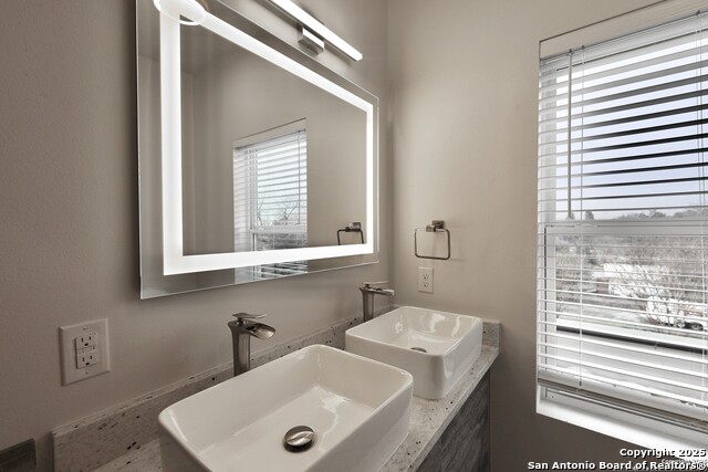 Image 35 of 40 For 910 Montana St  101