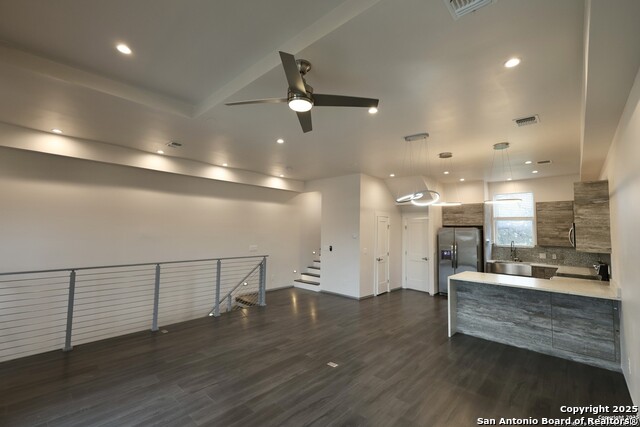 Image 4 of 40 For 910 Montana St  101