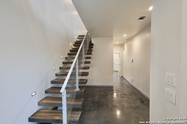 Image 5 of 40 For 910 Montana St  101