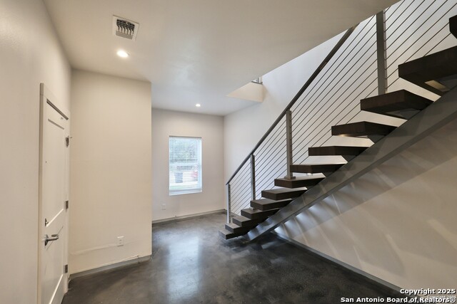 Image 6 of 40 For 910 Montana St  101