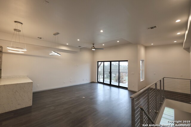 Image 8 of 40 For 910 Montana St  101