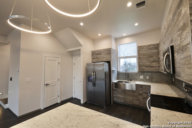 Image 9 of 40 For 910 Montana St  101