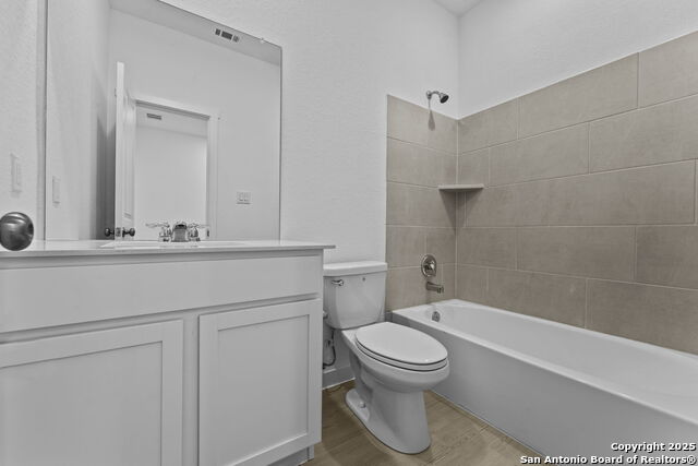 Listing photo id 3 for 726 Bee Ridge Pt