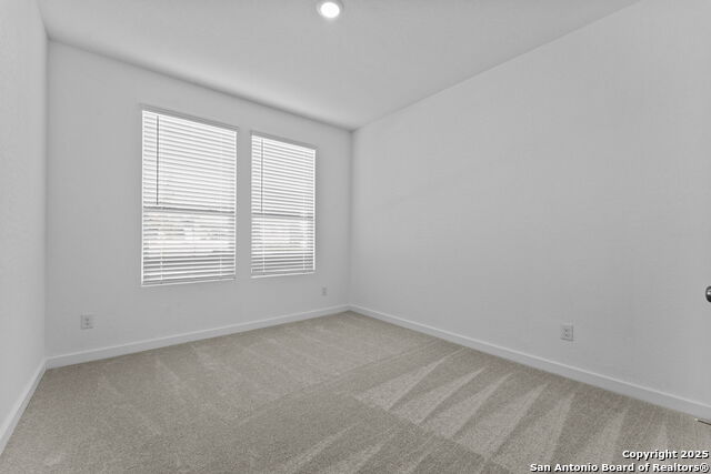 Listing photo id 4 for 726 Bee Ridge Pt