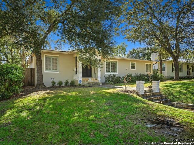 Image 4 of 29 For 214 Robinhood Pl.