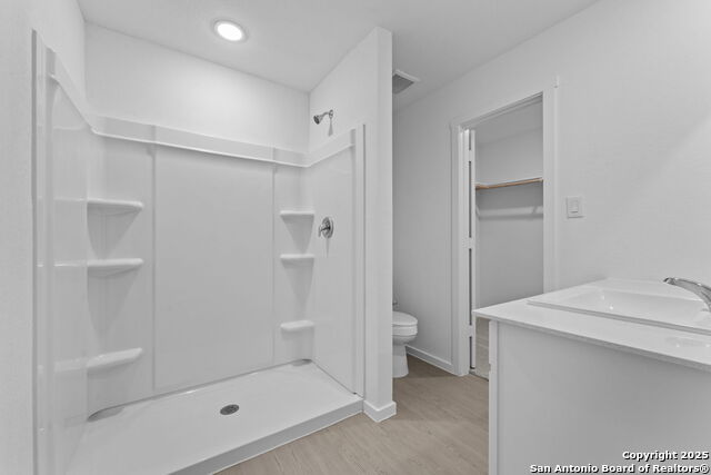 Image 19 of 22 For 2210 Collins Aly