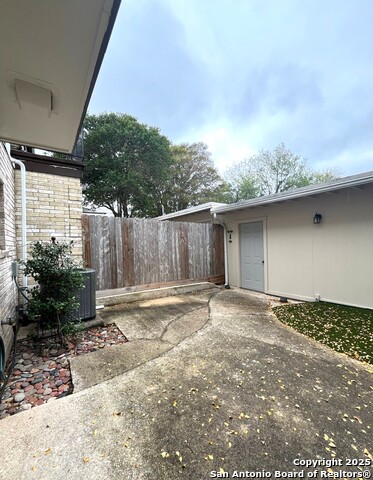 Image 20 of 22 For 636 Strings Dr