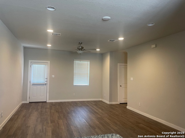 Image 18 of 37 For 8318 Runner Cove  101