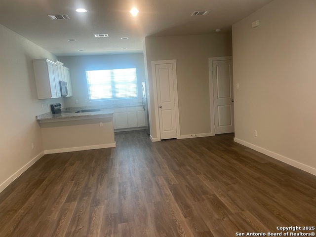 Image 28 of 37 For 8318 Runner Cove  101