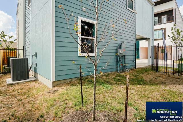 Image 30 of 35 For 310 W Evergreen St #113