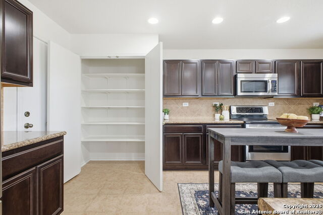 Listing photo id 14 for 7923 Martinelli