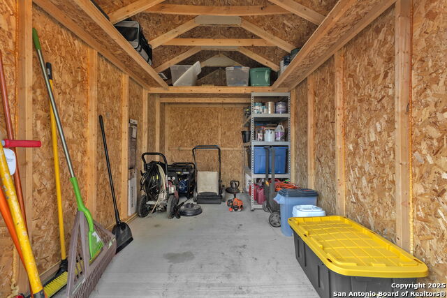 Listing photo id 35 for 9207 Silver  