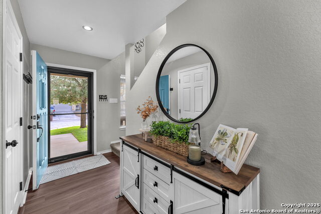 Listing photo id 2 for 9207 Silver  