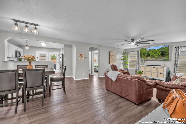 Listing photo id 3 for 9207 Silver  