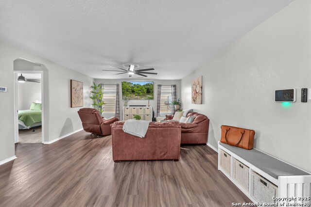 Listing photo id 4 for 9207 Silver  