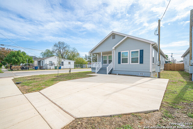 Image 3 of 33 For 1420 Burleson