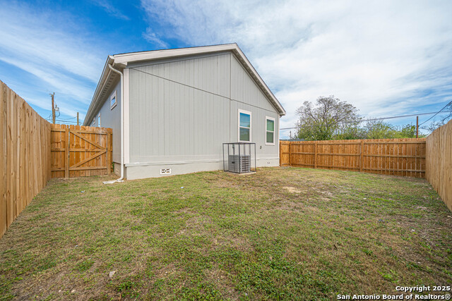 Image 32 of 33 For 1420 Burleson