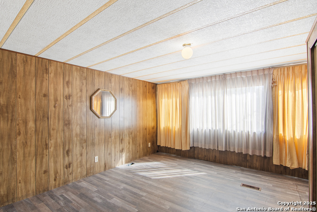 Image 16 of 22 For 401 Uvalde Oaks Dr