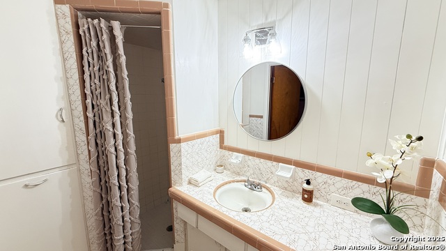 Listing photo id 17 for 4227 Eisenhauer