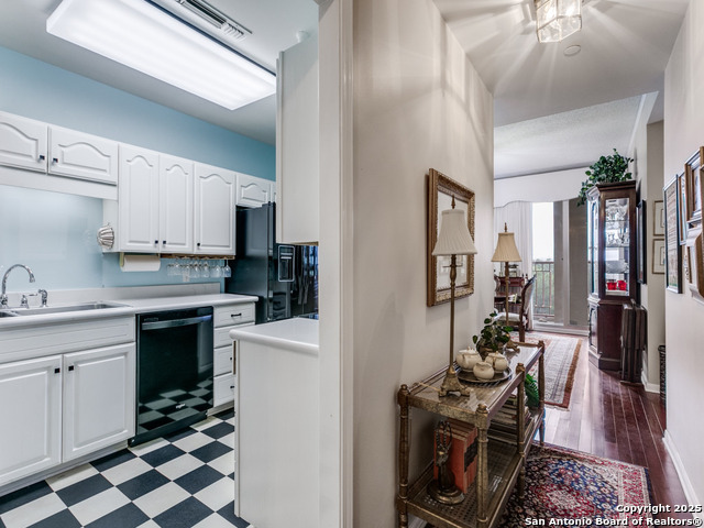 Image 2 of 29 For 1 Towers Park Ln  412