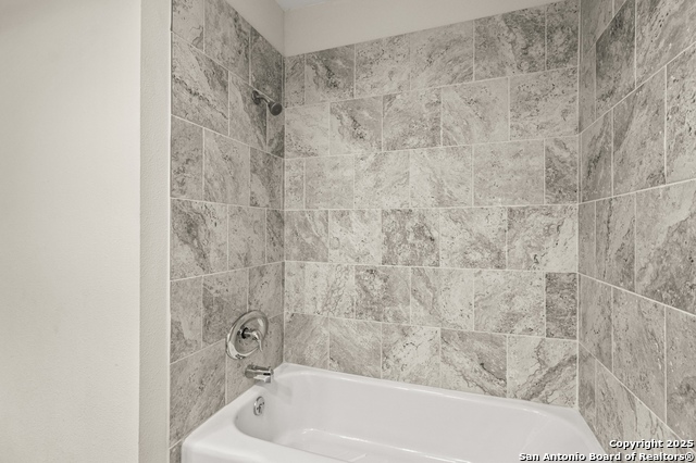 Image 23 of 35 For 162 Amistad