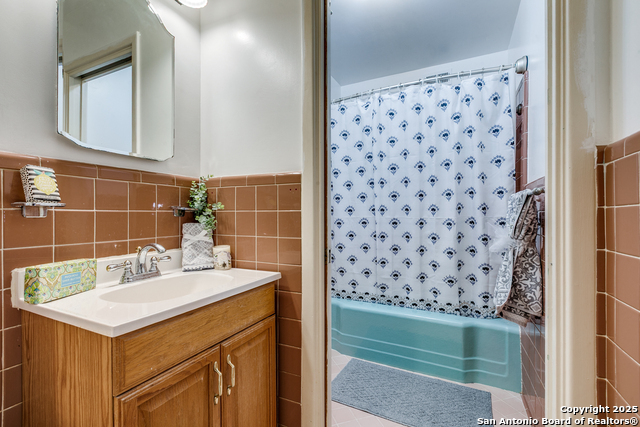 Image 19 of 30 For 230 One Oak Dr.