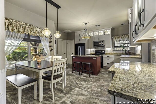 Listing photo id 8 for 306 Oak Knoll