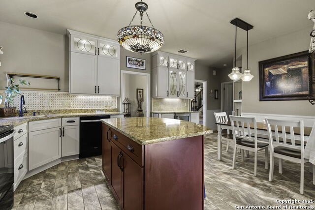 Listing photo id 12 for 306 Oak Knoll