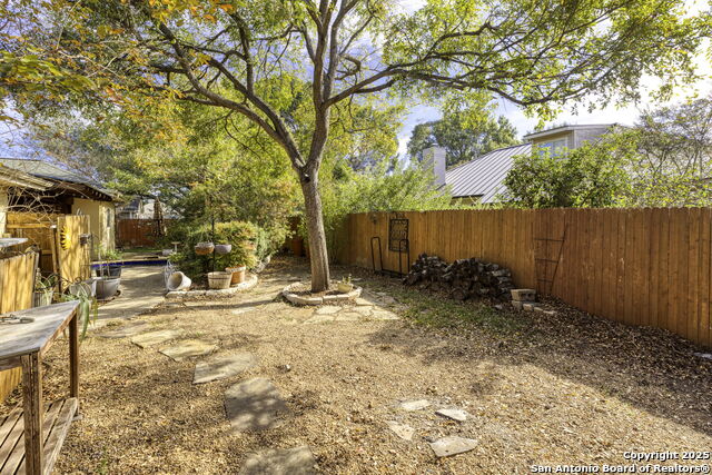 Listing photo id 35 for 306 Oak Knoll