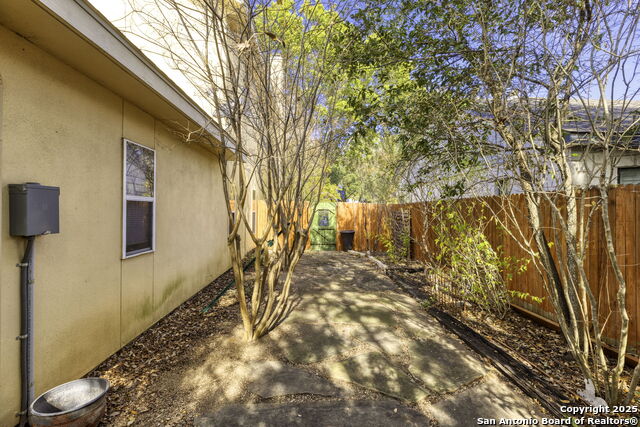 Listing photo id 36 for 306 Oak Knoll