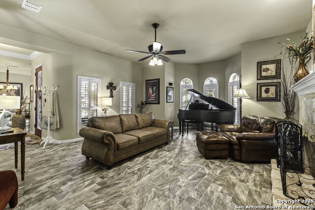 Listing photo id 5 for 306 Oak Knoll