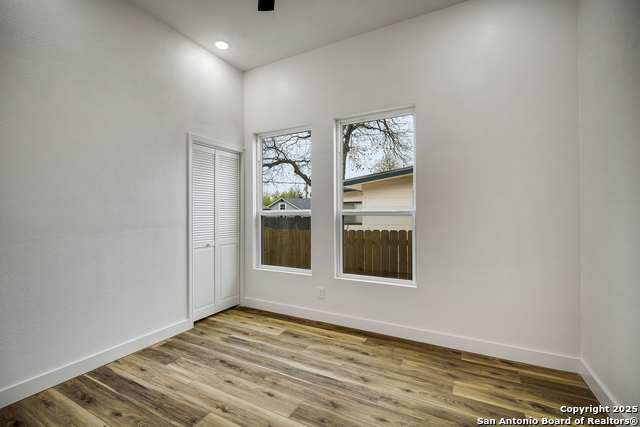 Image 12 of 18 For 520 Mistletoe W