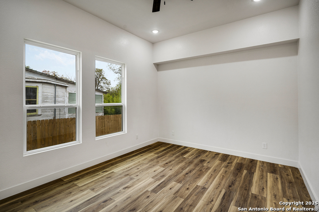 Image 14 of 18 For 520 Mistletoe W