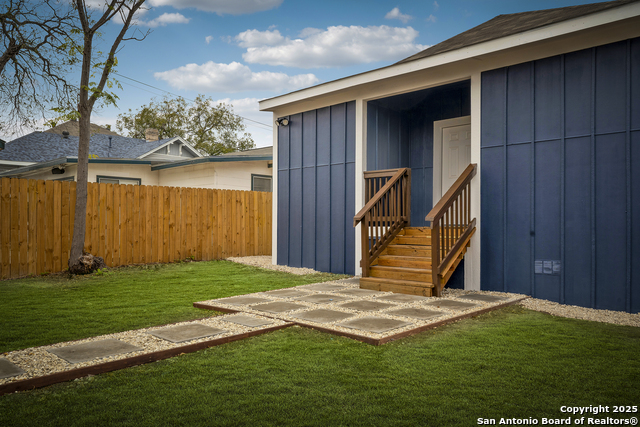 Image 16 of 18 For 520 Mistletoe W