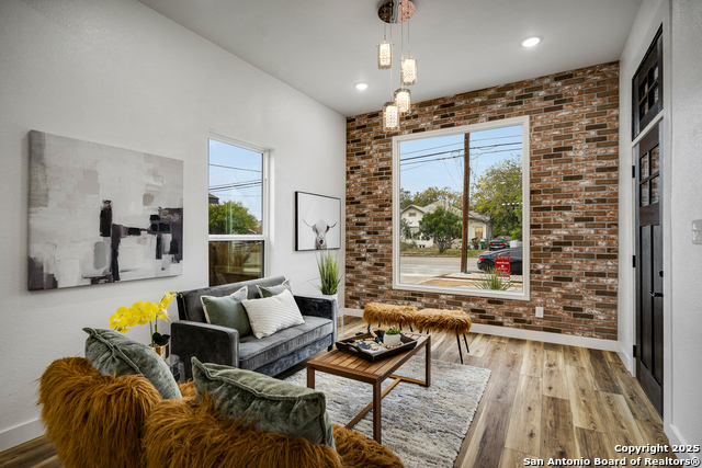 Image 2 of 18 For 520 Mistletoe W