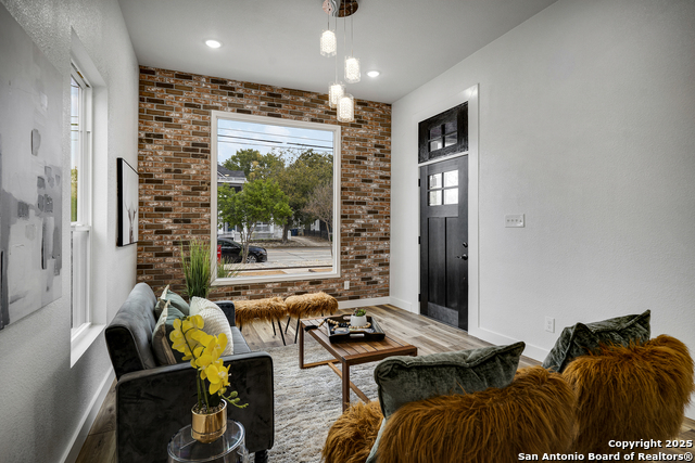 Image 4 of 18 For 520 Mistletoe W