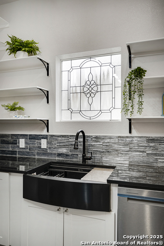 Image 8 of 18 For 520 Mistletoe W