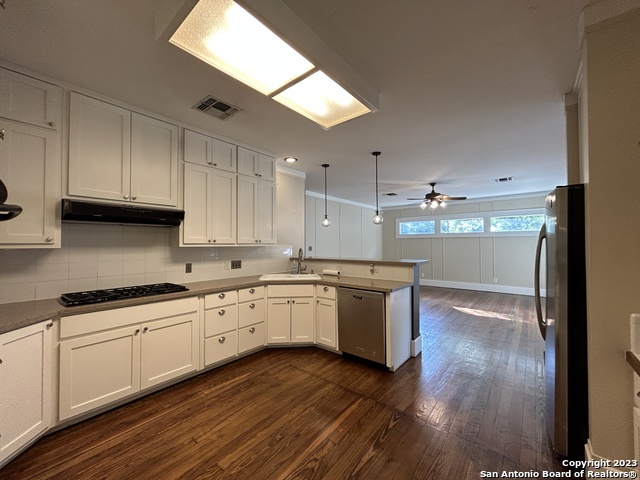 Image 10 of 50 For 709 Coll St W