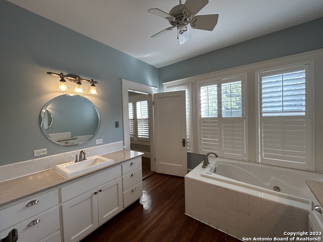 Image 31 of 50 For 709 Coll St W