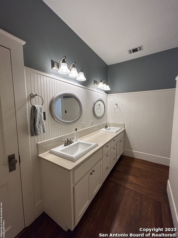 Image 37 of 50 For 709 Coll St W