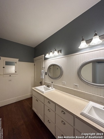 Image 38 of 50 For 709 Coll St W