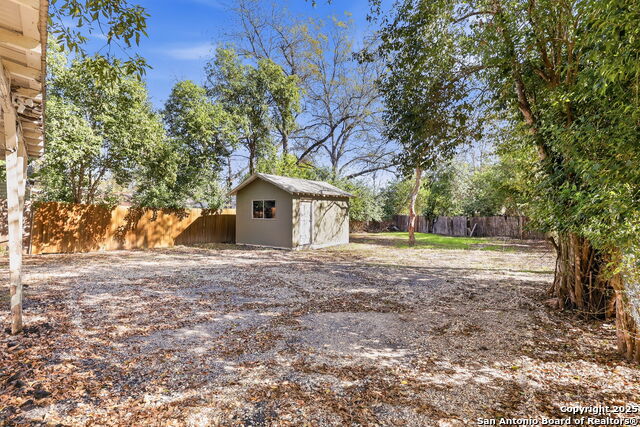 Listing photo id 11 for 1825 Mill W