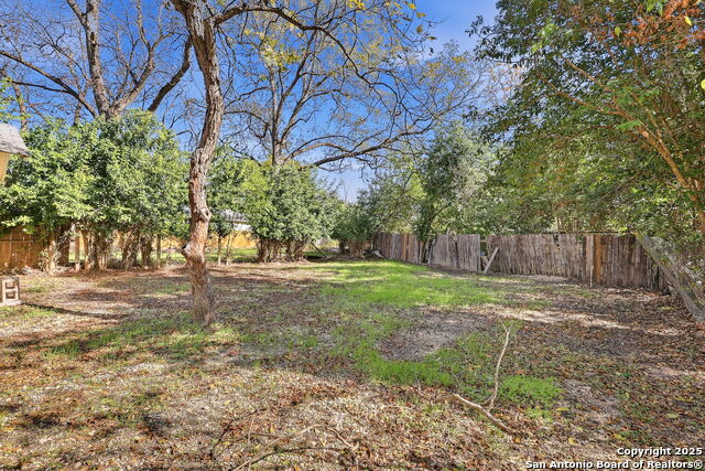 Listing photo id 12 for 1825 Mill W
