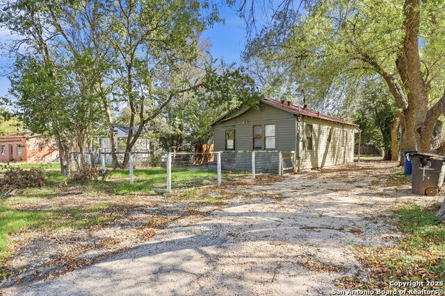Listing photo id 0 for 1825 Mill W