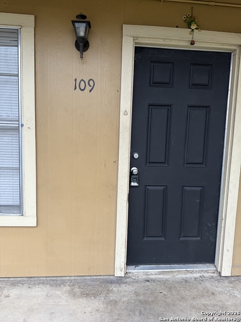 Image 3 of 8 For 911 Vance Jackson 208