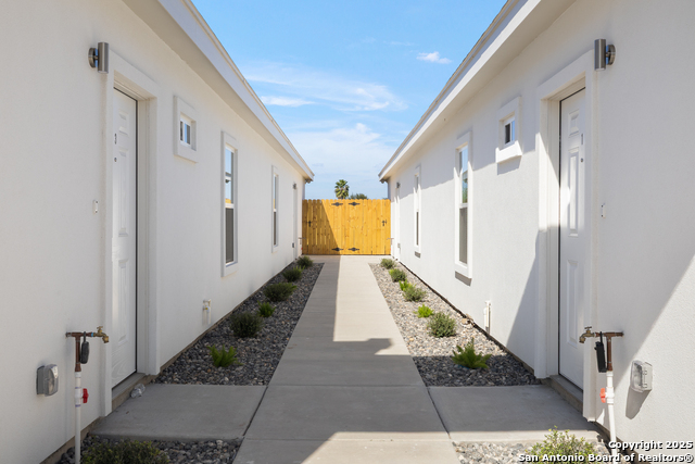 Listing photo id 1 for 428 Frio Lane