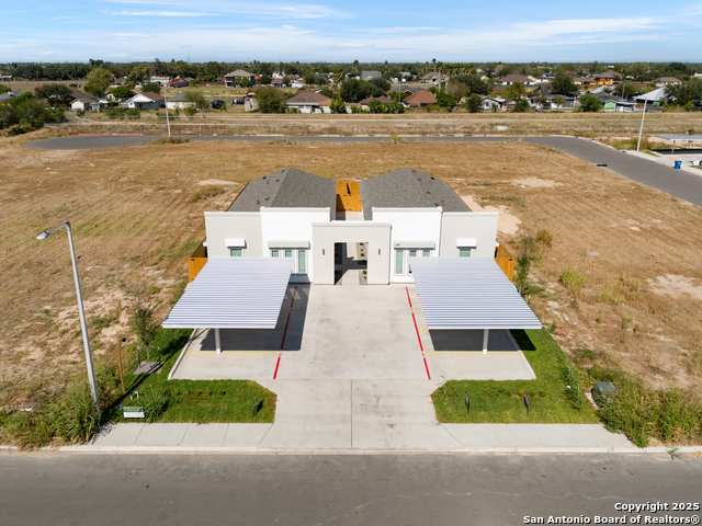 Listing photo id 2 for 428 Frio Lane