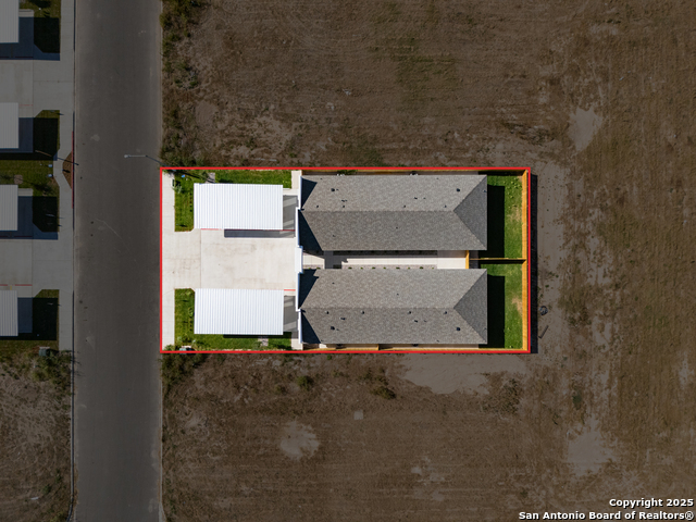 Listing photo id 3 for 428 Frio Lane