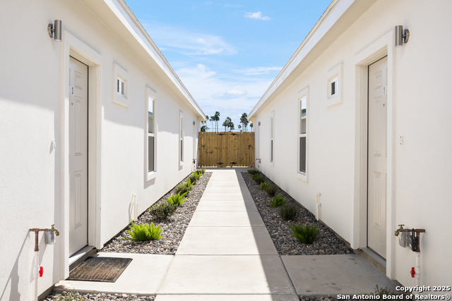 Listing photo id 1 for 435 Medina Lane