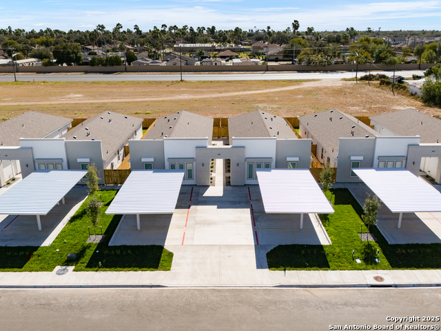 Listing photo id 2 for 435 Medina Lane